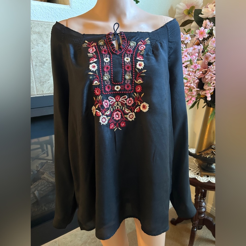 Nine West Vintage America brand black with intricate floral embroidery, Size L.